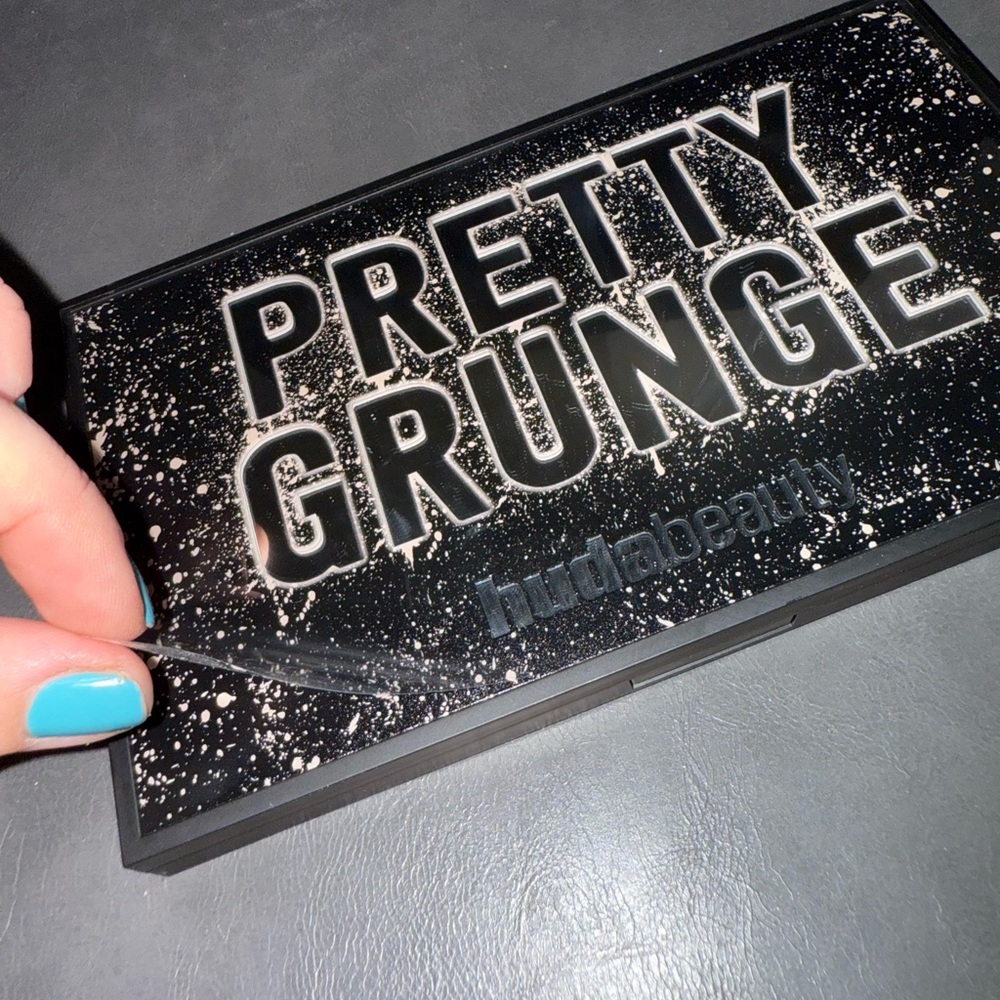 HUDA BEAUTY Pretty Grunge Palette